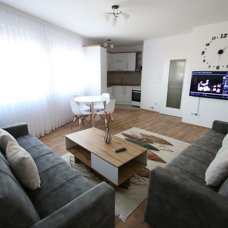 Spacious Apartment Next To The Bus Station And Walking Distance To The Old Town And Shopping Malls プリズレン エクステリア 写真